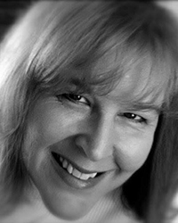 20230629_SCJMAlum_KathySimon_001_200x250 Greyscale headshot of Kathy Simon.