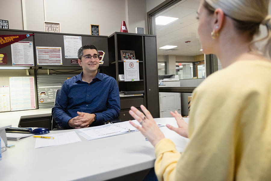 Female CMU student gets career advice from an advisor.
