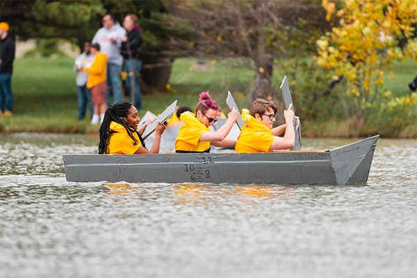 20211123_TraditionsSpirit_Boat_001_600x400 CMU students in the annual Homecoming carboard boat race